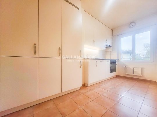 Located in a quiet residential area of Lausanne, this apartment is ideally located to combine comfort and practicality. Just a 5-minute walk from the CHUV, 2 minutes from the bus stop of the Lausanne Transport (TL) line 6 and 5 minutes from the Sallaz metro stop (line M2), you will be quickly connected to the main amenities of the city. Access to the Vennes motorway entrance is only a 5-minute drive away, making it easy to travel to other neighborhoods and beyond. The neighborhood is also very well served with nearby shops, including a Coop and a Migros, for your daily shopping. The building is surrounded by green spaces, offering a pleasant and relaxing living environment. Perfect for nature lovers. - Photo 1