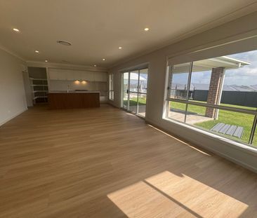 High Ceilings.. Ducted Air Conditioning.. Large Yard - Photo 3