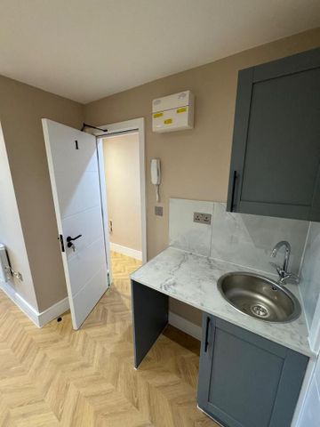 6 bedroom semi-detached house to rent - Photo 4