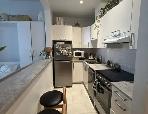 Bright bachelor unit in beautiful Inglewood Heritage building — 0 Bedrooms Apartment - Photo 1