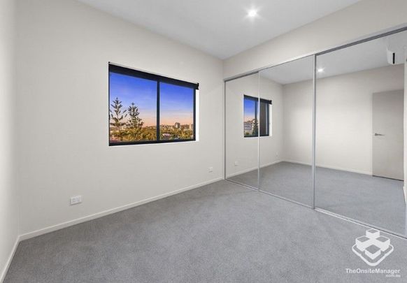 SPACIOUS TWO-BEDROOM APARTMENT IN WINDSOR! - Photo 1