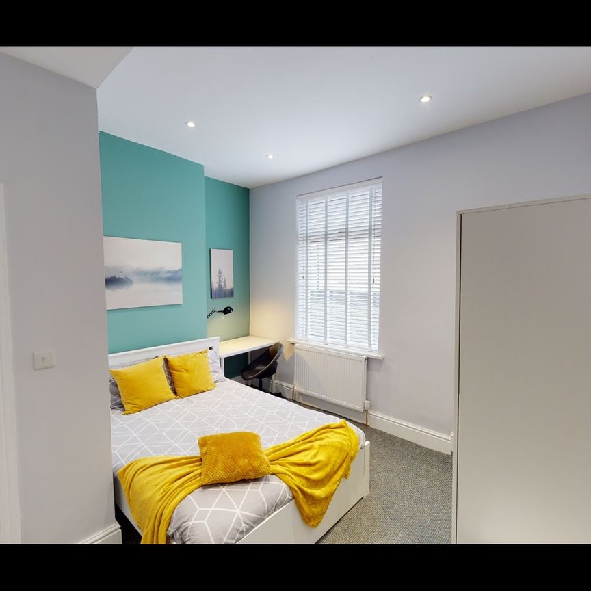 5 Bed Semi-Detached House, Strawberry Road, M6 - Photo 1