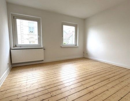 Frisch renovierte 3-Zi.-DG-Whg. mit Dielenboden und neuen Tageslichtbädern - Foto 1