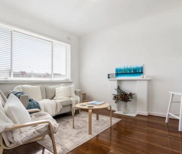 Light-Filled One-Bedroom in a Prime Elwood Location - Photo 5
