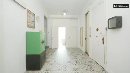 Room in a shared 11-bedroom apartment for rent in Vila de Gràcia, perfect for students and professionals. - Photo 3