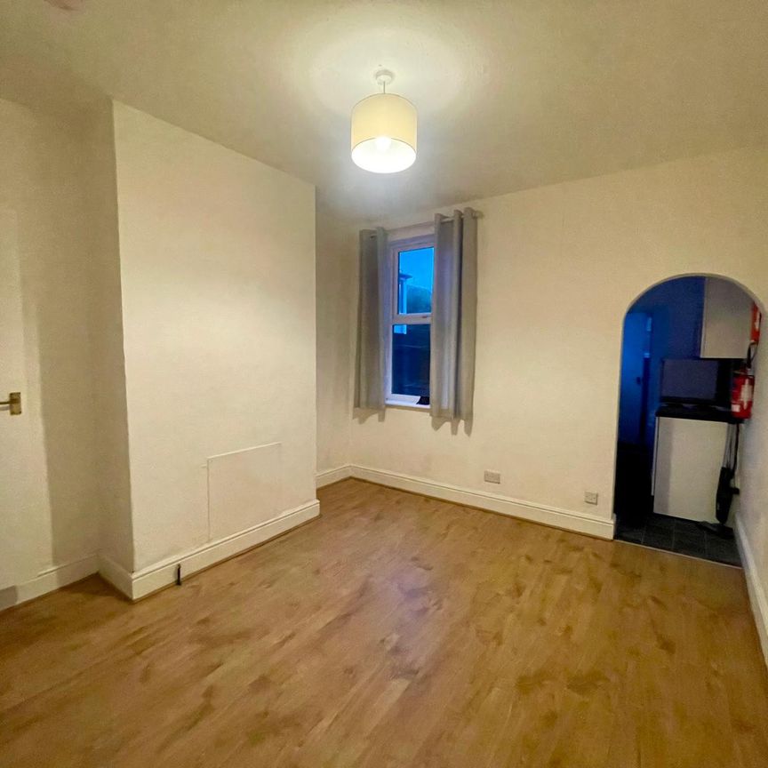 Discover the perfect rental opportunity on Slack Lane, Derby, DE22 3. This charming terraced house features two bedrooms, two bathrooms, a living room, a dining room, and fitted kitchen, complemented by a spacious rear garden. Located close to the city centre, schools and local amenities, university - Photo 1