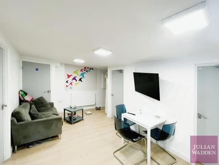 1 bedroom in a house share to rent - Photo 2
