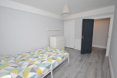 4 bedroom flat to rent - Photo 3