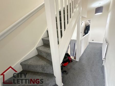 6 Bedroom Mid Terraced House - Photo 2