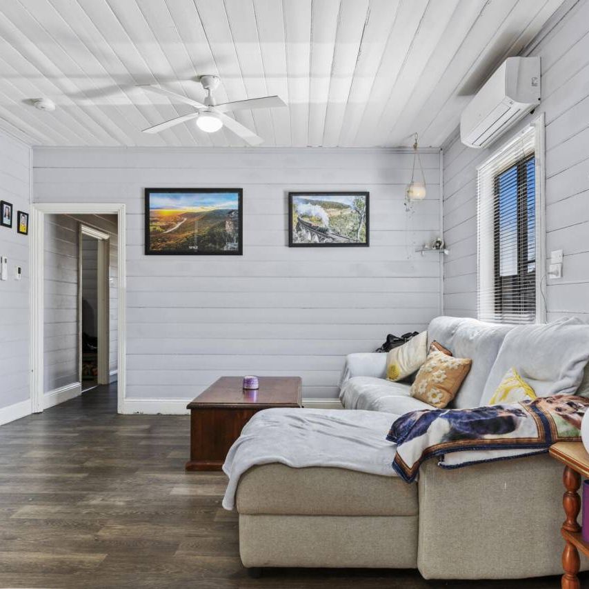 Charming Family Home - Photo 1