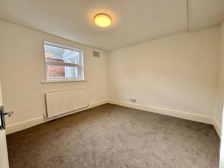 3 bedroom flat to rent - Photo 4
