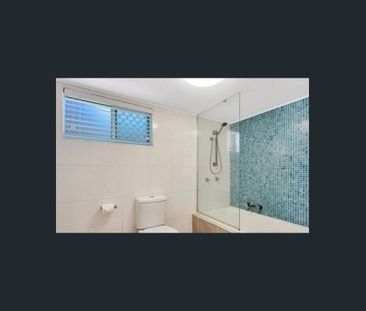 1/164 Frank Street, Labrador, Qld 4215 - Photo 5