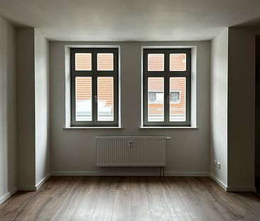 ERSTBEZUG nach Sanierung - großzügige 2-Raum Dachgeschosswohnung mit offener Küche - Photo 1