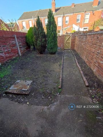 4 bedroom terraced house to rent - Photo 2