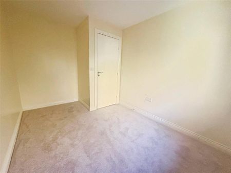 4 bedroom semi-detached house to rent - Photo 3