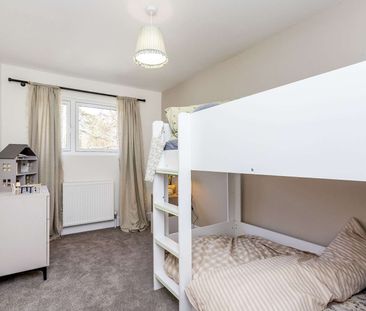 Beautifully refurbished, this impressive five-bedroom detached fami... - Photo 6