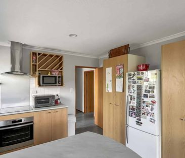 ASHBURTON, FOUR BEDROOMS TWO BATHROOMS - Photo 3