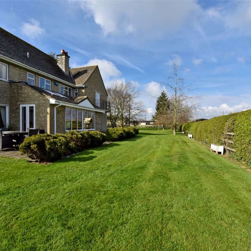 Charming 5 bedroom property located in a rural setting. - Photo 1