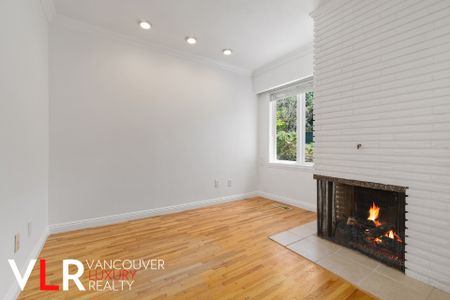 House in North Vancouver, BC - Photo 4
