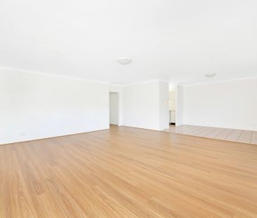 Spacious, Light Filled Three bedroom Apartment - Photo 1