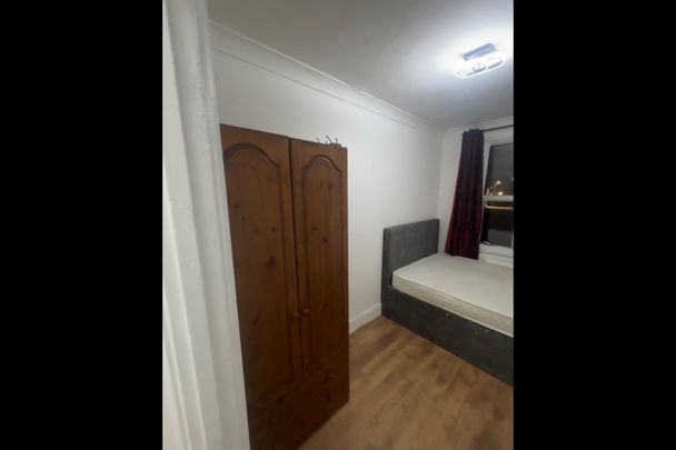 Room in a Shared House, Hermit Road, E16 - Photo 1