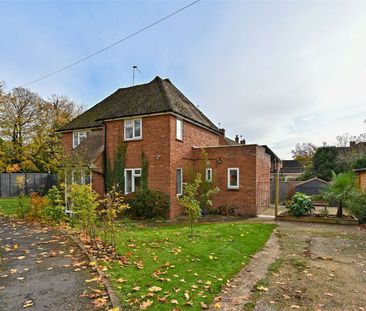 Beautifully refurbished 3 bedroom home available furnished or unfur... - Photo 6