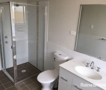 MODERN & SPACIOUS FAMILY HOME - Photo 4