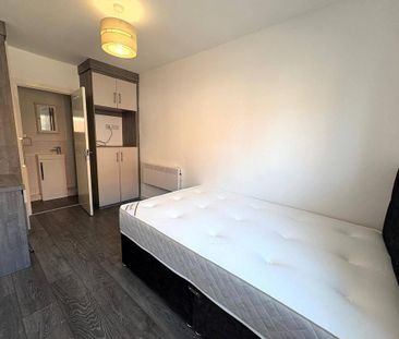 1 bedroom in a house share to rent - Photo 2