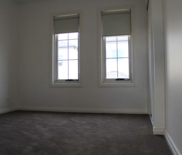 Quiet, Convenient Living in Prime Oakleigh Location - Photo 2