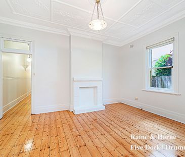 Charming freestanding home set in a convenient setting - Photo 6