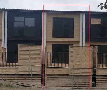 Modern 2 Bed Room Townhouse | Your Own Carpark! - Photo 2