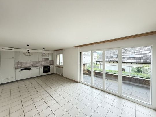 Large living room with spacious balcony - Photo 1