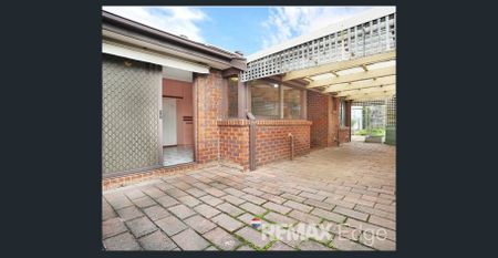 Spacious & Well-Located Family Home in the Heart of Werribee - Photo 4