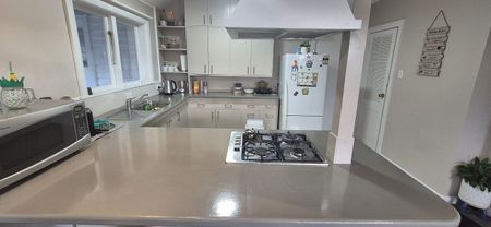 3 Bedroom double bathroom Centralised heat/cool - Photo 5
