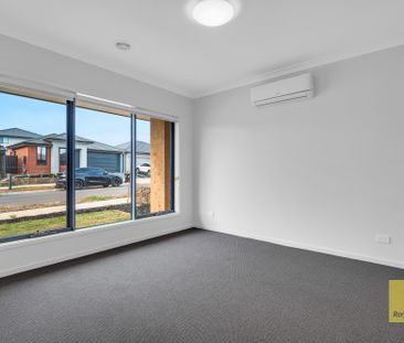 Modern Living with Space and Style - Photo 5