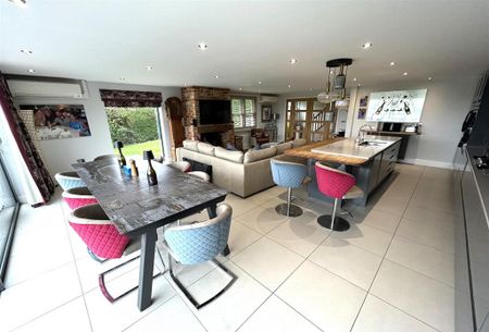 5 bedroom detached house to rent - Photo 2