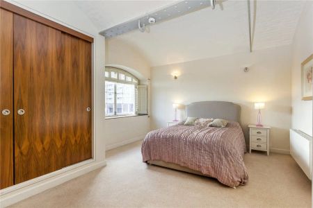 3 bedroom flat in East Smithfield - Photo 3