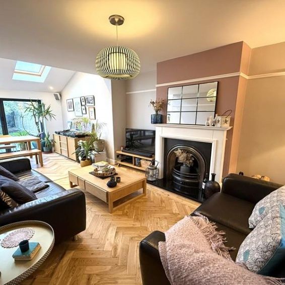 4 Bedroom Semi Detached Available Arranging tenancy - Photo 1