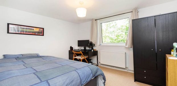 Recently decorated spacious 3 bed with a modern kitchen and bathroom - Photo 1