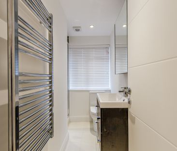 High Spec One Bed Unique Conversion to Let in Twickenham – Secluded... - Photo 5