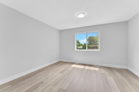 For Lease - 120 Jansen Avenue, Kitchener, Ontario - Photo 5