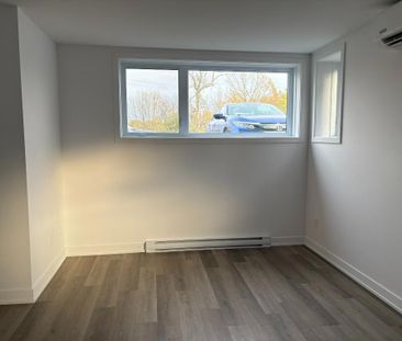 1-Bedroom Basement Apartment | Prime Commuter Location-410, Rue Des... - Photo 1
