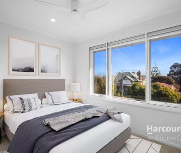 Sunny & Spacious Top-Floor Apartment - Photo 4