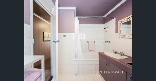 Beautifully maintained apartment with stunning water and mountain views - Photo 1