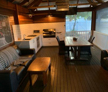 Victoria Park - Photo 1