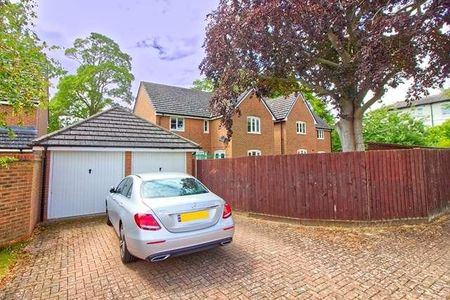 Hanslope - Bed Det Home With Double Garage In Sought-after Village, MK19 - Photo 4