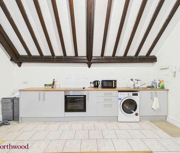 Horse Fair, Banbury, OX16 - Photo 4