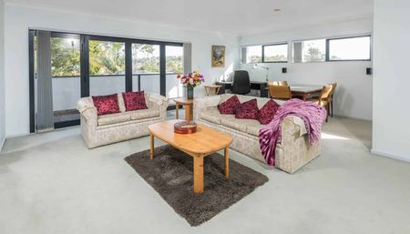 Spacious 5 Bedroom in Hillcrest - Photo 3