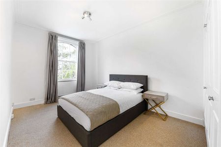 This is a charming second floor three bedroom property on the desirable garden square of Onslow Square in South Kensington. - Photo 4