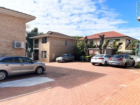 Balcony with City Skyline Views @ $650 Per Week - Photo 5